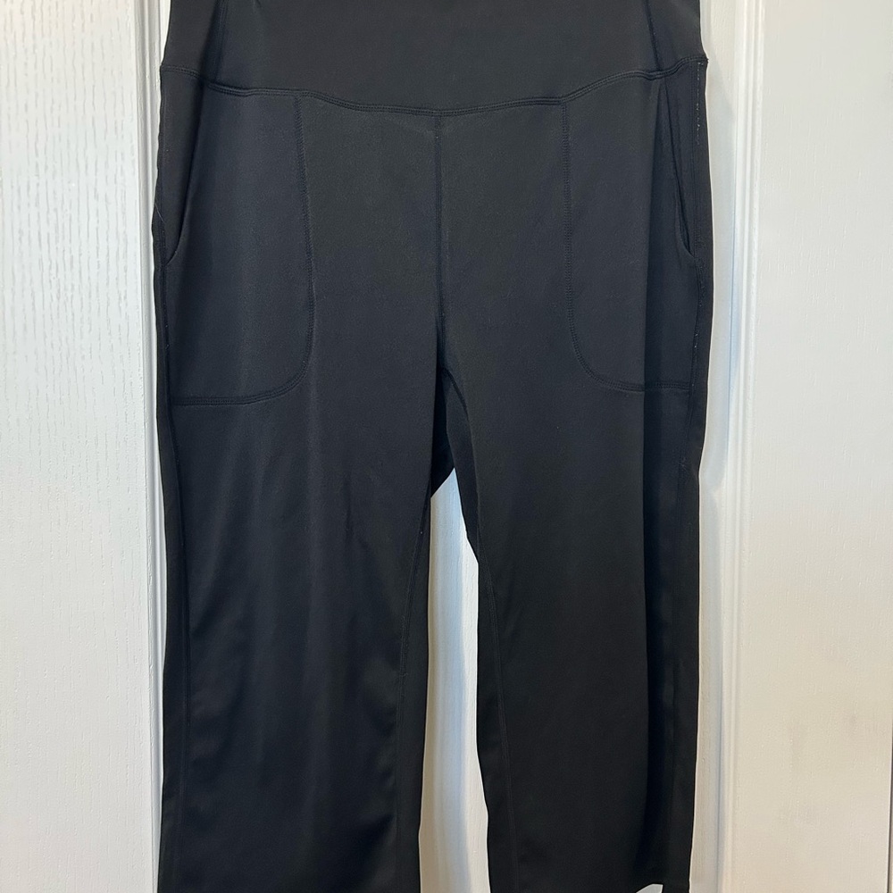 Black High-Waisted Capris